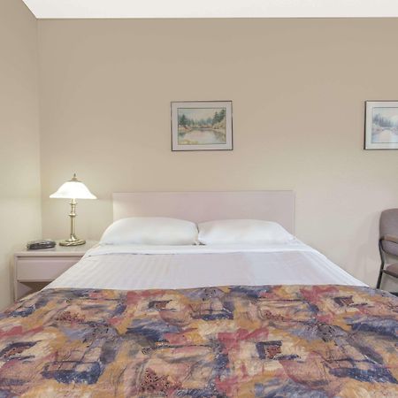 Super 8 By Wyndham Golden Ξενοδοχείο Εξωτερικό φωτογραφία